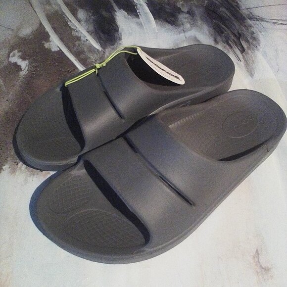 Oofos Unisex sandal. - Picture 1 of 4